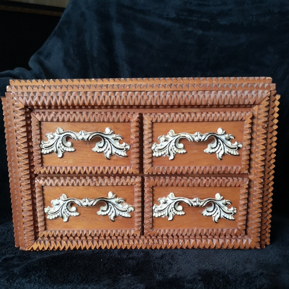 Exceptional Vintage (Antique?) Tramp Art Folk Art Wooden Box 4 Drawers Signed